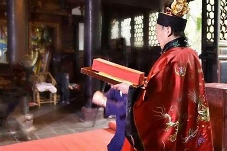 我妈找人给我算命,说我没有福气,长大以后是一直东奔西跑,把我气哭了...