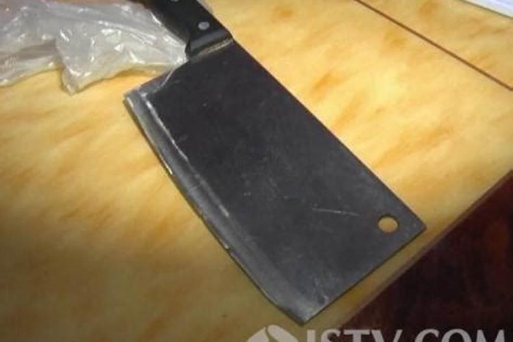 梦见父亲狰狞的拿着刀要杀我的预兆