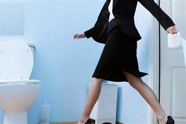 女人梦见自己拉屎是什么意思？
