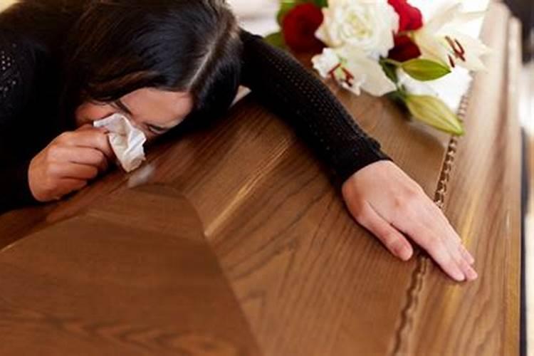 梦见死人又死了还在办丧事是怎么回事