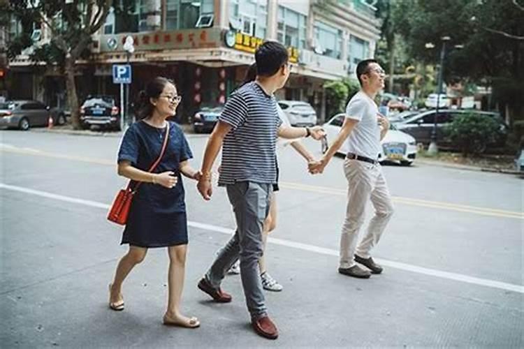 我和前男友都已经结婚了!可是突然有一天他告诉我,他不幸福,这是什么意...