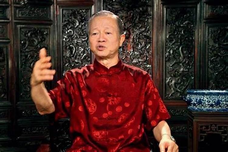 梦见同学聚会吃饭是什么意思？