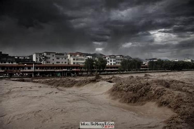 梦见下大雨发大水是什么意思 梦见下大雨发大水意思是什么
