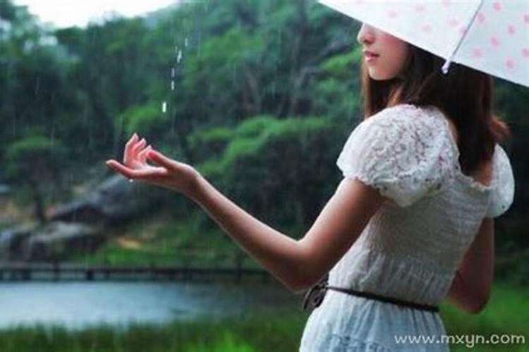 梦见上班时下雨的预兆