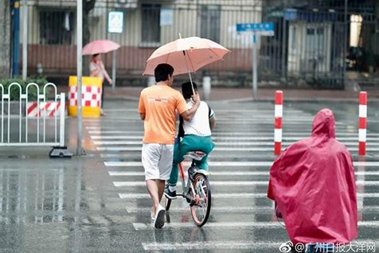 梦见下雨打伞上班