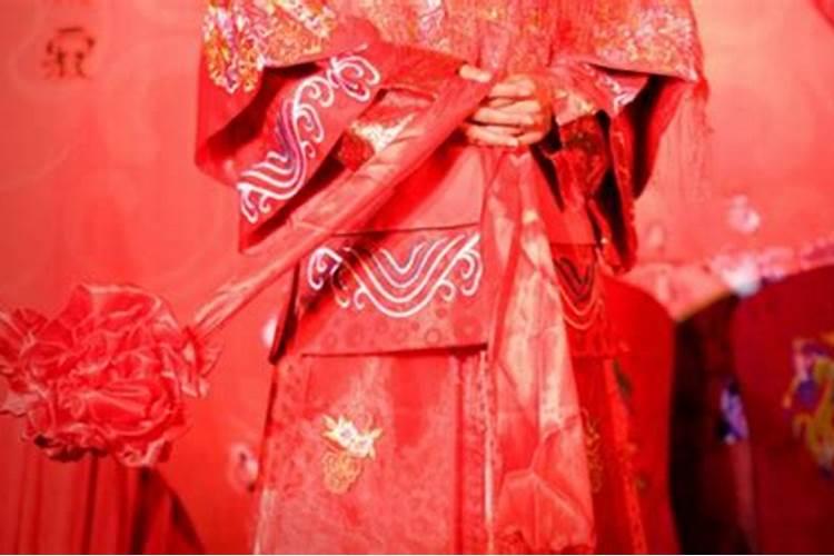 梦见死人托梦缺钱是什么意思？