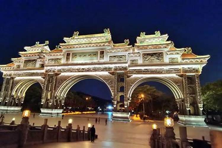 全国各地都有哪些比较独特的习惯或者习俗？