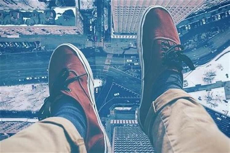 梦见亲人被推下楼