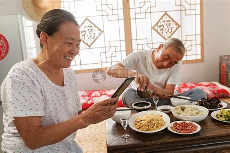 梦见在外婆家吃饭的预兆