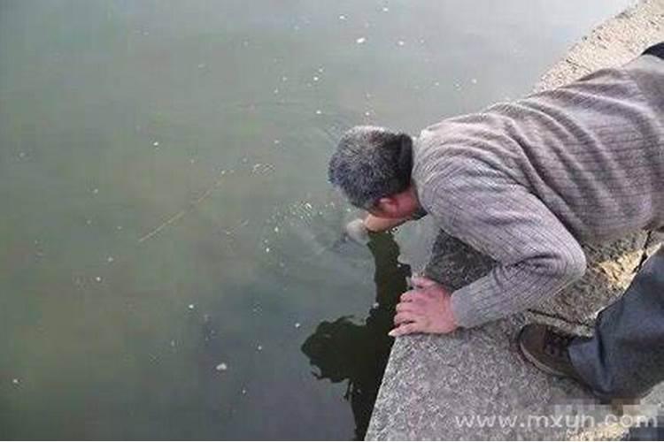 梦到前男友和别的女人在一起