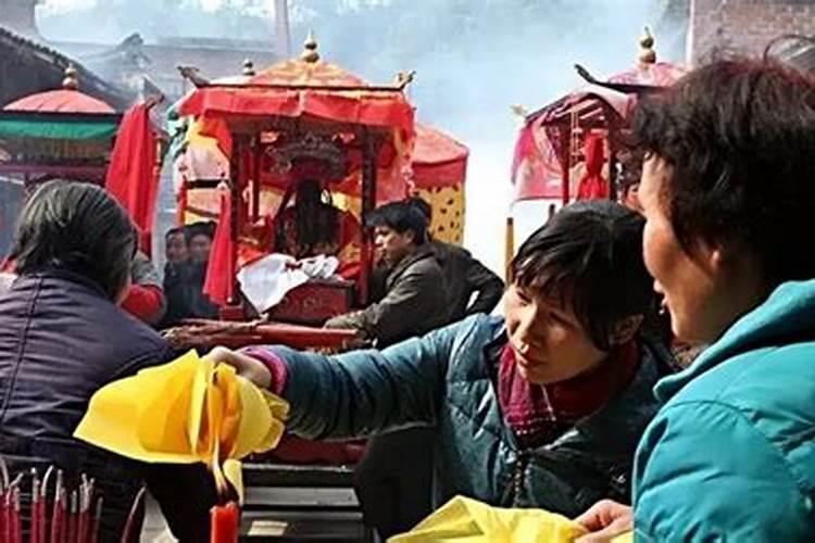 女人梦见红鱼在水里游,梦见鱼是什么预兆？