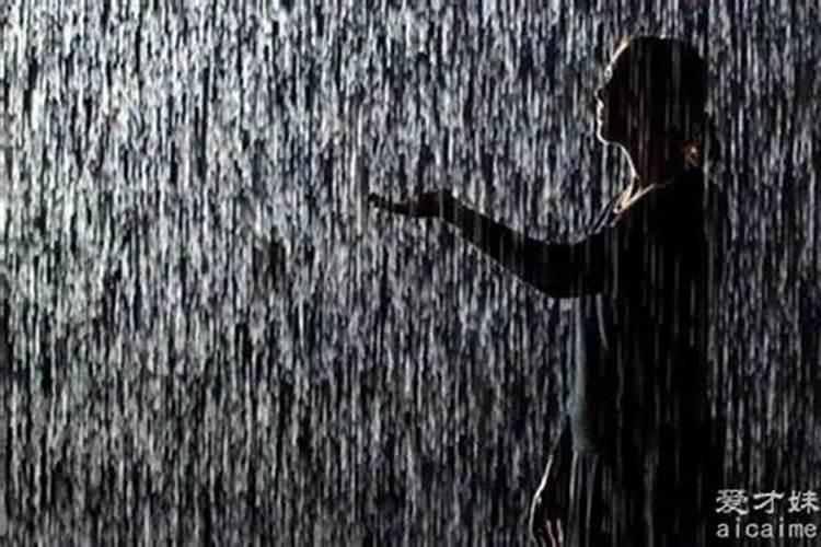 已婚女人梦见下雨好吗,是什么征兆？
