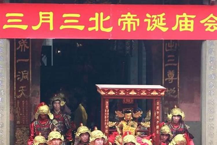 梦见梦男老人同自己睡觉的预兆
