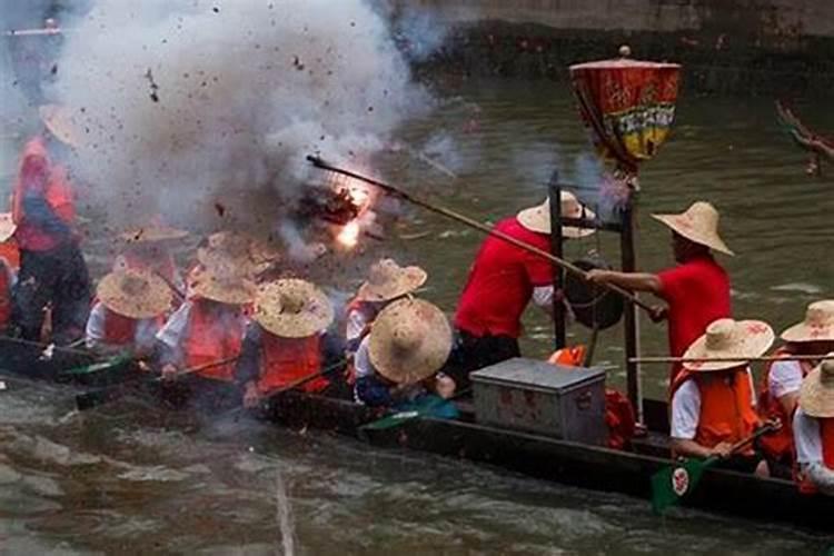 梦见死去大的人来家里吃饭的预兆