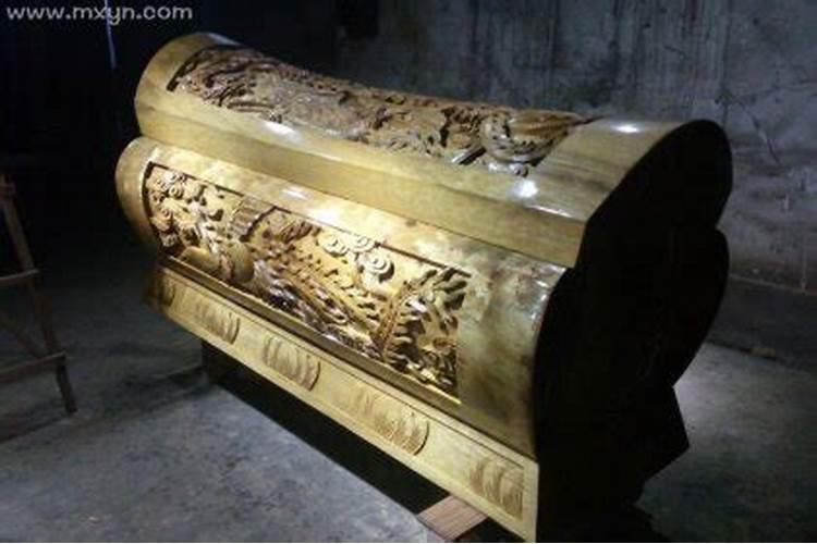 梦见死去的奶奶从棺材掉了出来