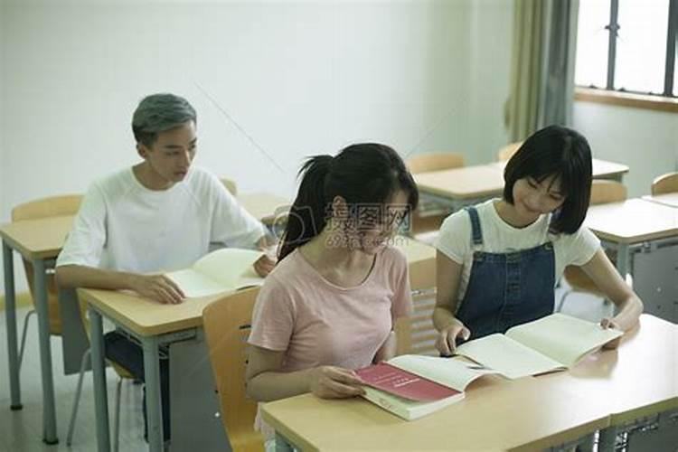 梦见自己回到中学校园的预兆
