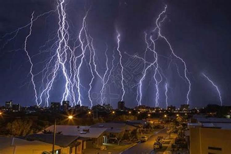 做梦梦到打雷雷特别大是什么意思 做梦梦到打雷雷特别大是什么意思周公解...