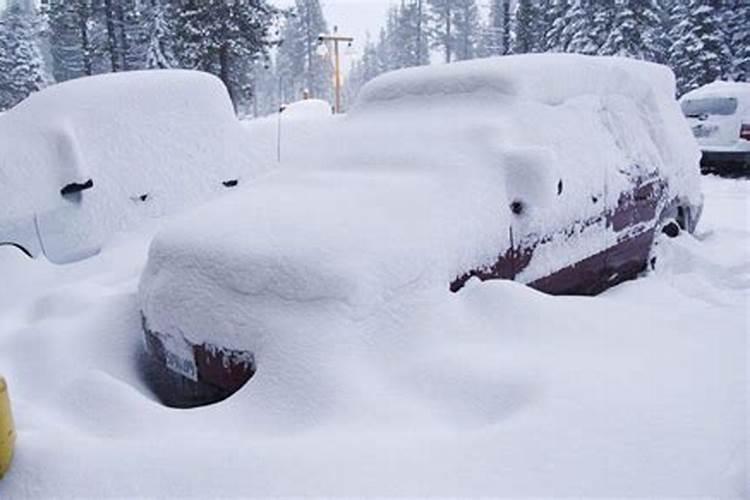 梦见下大雪把小车盖上了