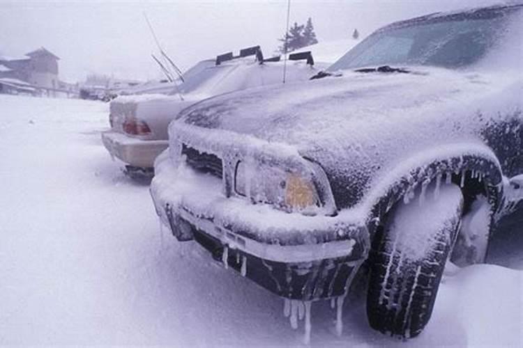 梦见自己开的小车被下的大雪覆盖是什么意思