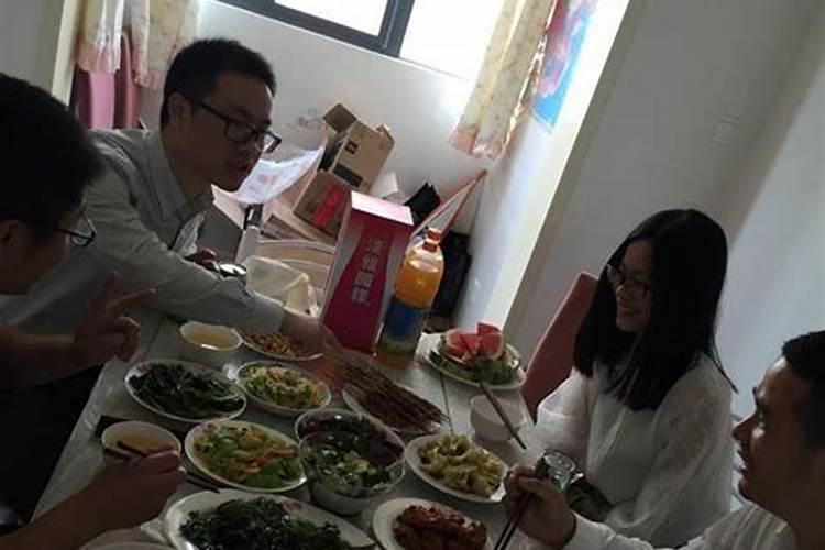 梦见摘香椿是什么意思(女性梦见摘香椿芽是什么预兆)