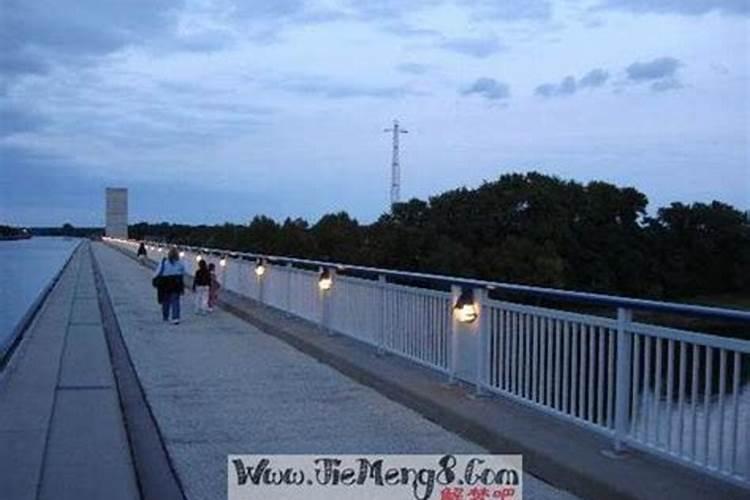 梦见大水漫路无法通过预示什么