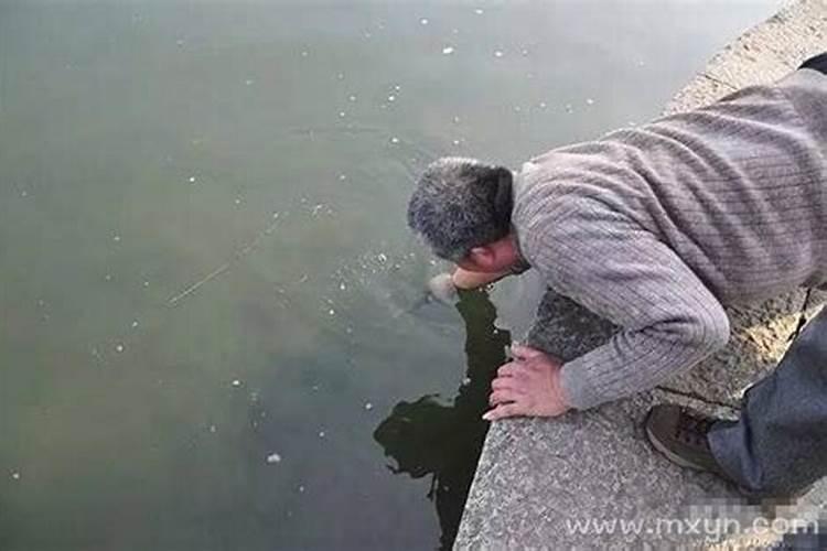 梦见从厕所里捞东西什么意思？