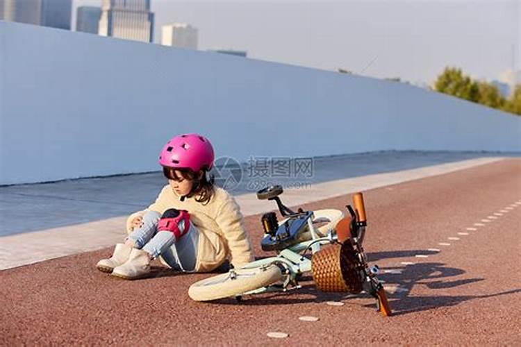 梦见自己骑车带人摔跤的预兆