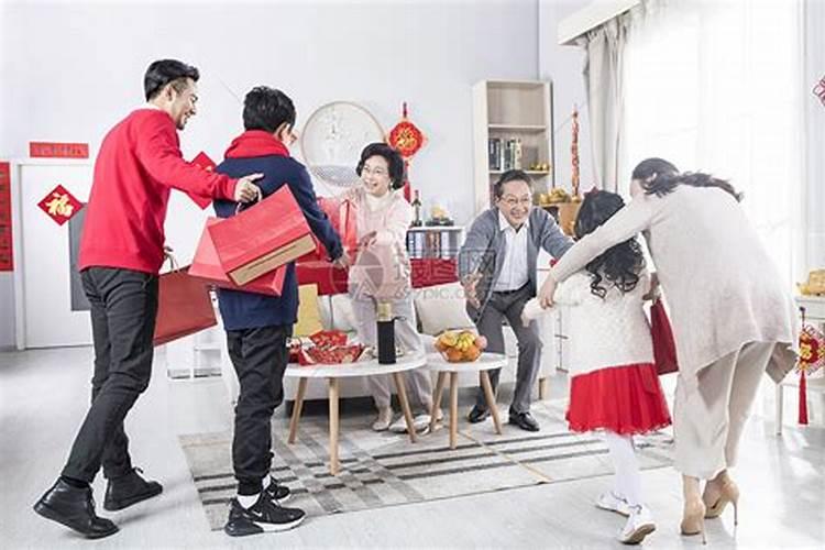 梦见好多人来拜年的预兆