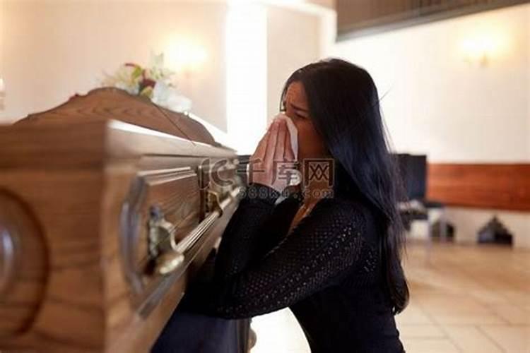 梦见和死去的外公抬着棺材,棺材里的人是我战友,可现实中我战友是活生...