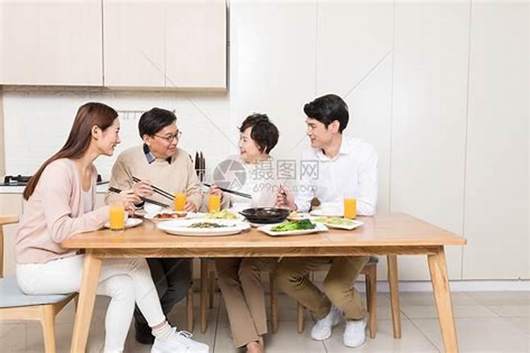 梦见亲人聚在一起吃饭
