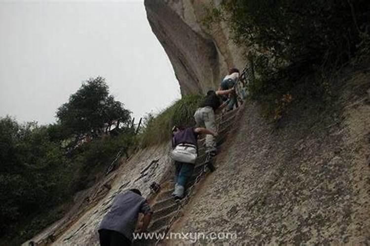 梦见爬山很害怕是什么预兆？