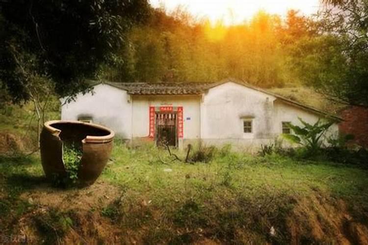 梦见回老房子住什么意思？