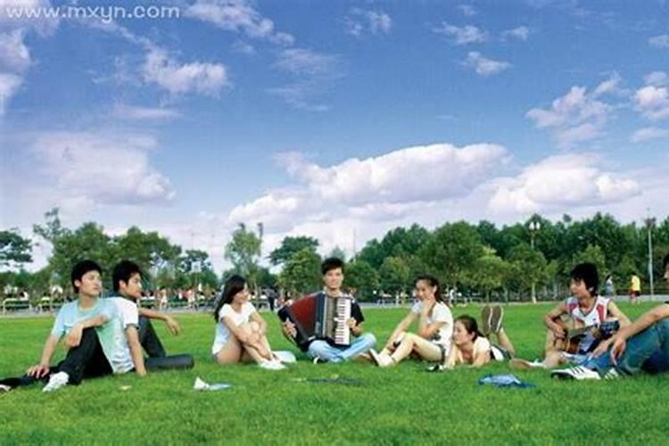 梦见初中同学和老师上课的情景