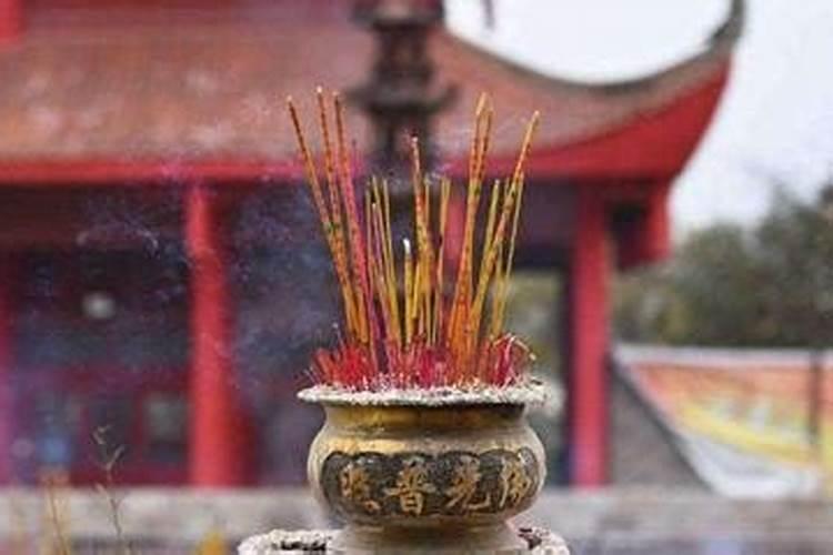 梦见龙卷风先失火后把村子的房屋整个刮倒了,我们就赶紧跑,跑到村子看 ...