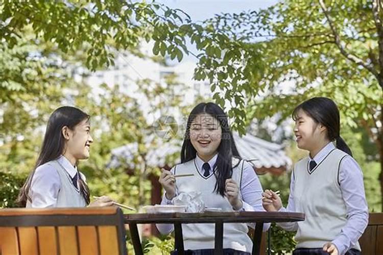 梦见和高中女同学一起吃饭的预兆