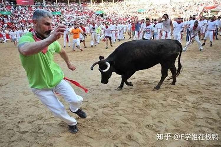 梦到一个人三次意味着什么(为什么会梦见一个人三次)