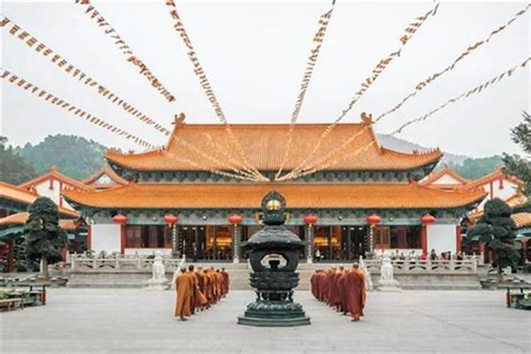 梦见自己进入寺庙或座在寺庙里是什么预兆？