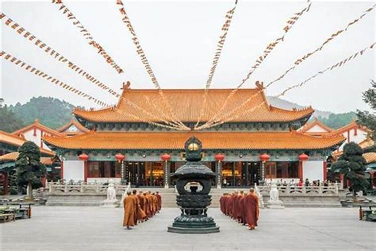 梦见自己去山上到寺庙里拜佛和许愿是什么意思啊？