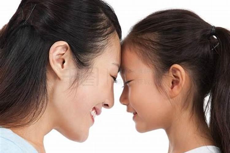 梦见和一个女人关系很好很亲昵