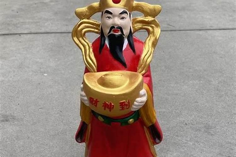 财神爷后面是石膏板墙 也就是财神爷后面是石膏板墙揭开的,中间用木头...
