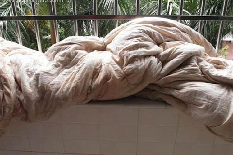 梦见下雨房子漏水把被子打湿是什么意思？
