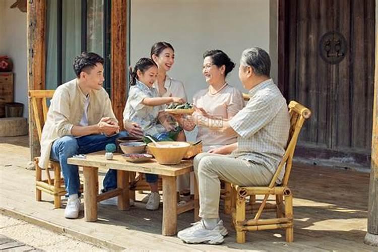 梦见一家人在一起很开心预示着什么