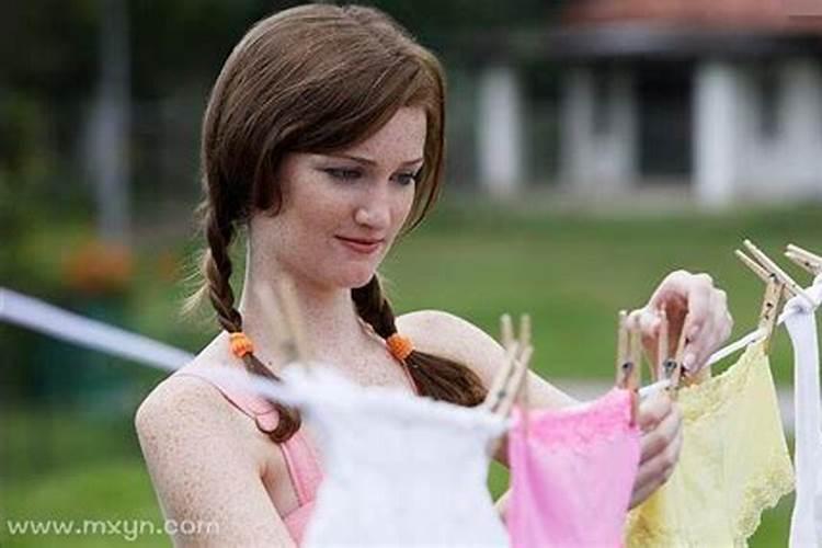 梦见女人穿着红衣服站在坟头上