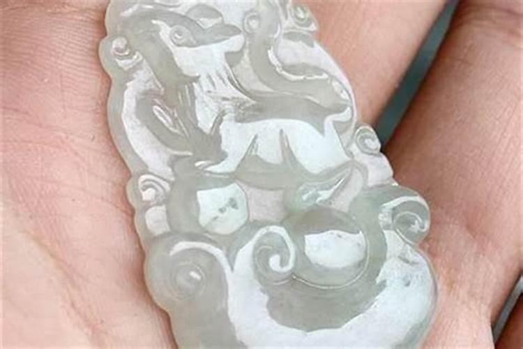 属虎的带什么玉坠比较好属虎终身戴什么保平安
