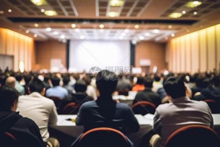 梦见很多人开会的周公解梦
