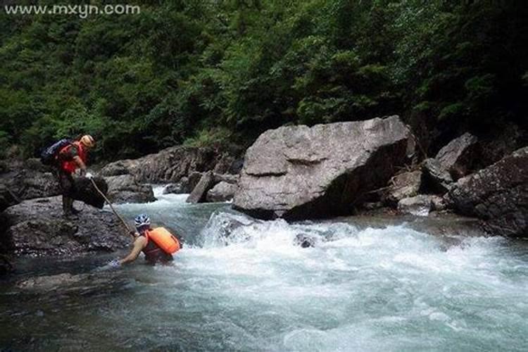 梦见水流湍急且浑浊的预兆