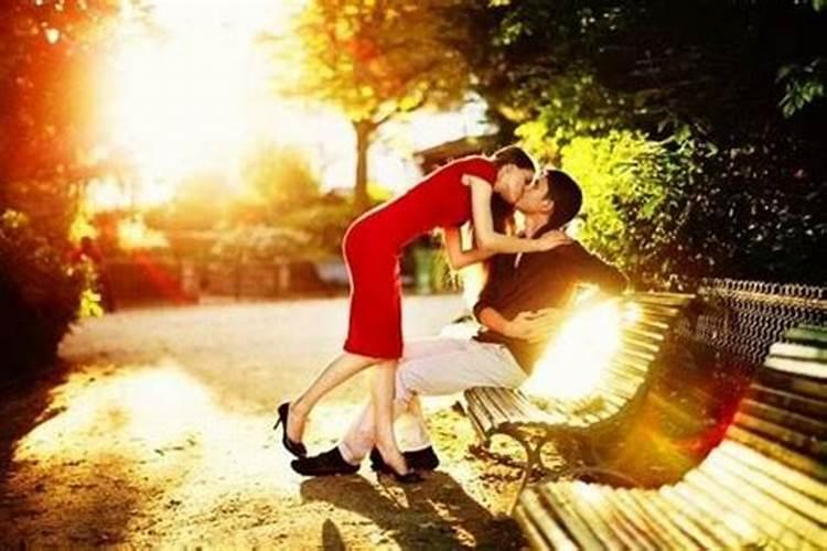 梦见与美女拥抱接吻