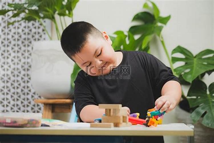 梦见别人掉水里没上来