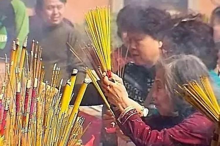 请问过年上供要上几柱香,上供的供品怎样摆放？