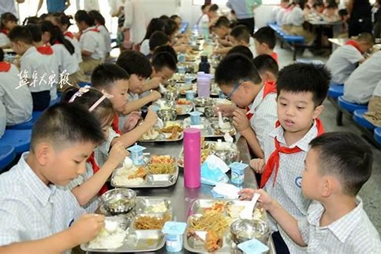 梦见自己在学校里和同学们一起什么意思